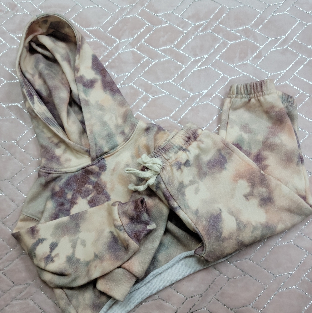 Gianni Bini girls size 2T cropped sweatsuit